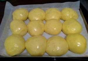 Brioche del mattino appena spennellate