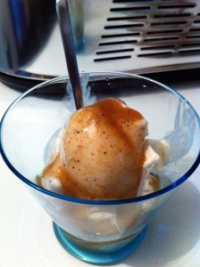 Gelato mascarpone con topping di fichi neri frullati