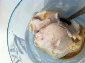 Gelato mascarpone con fichi neri frullati sul fondo