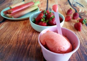 Sorbetto di fragole e rabarbaro