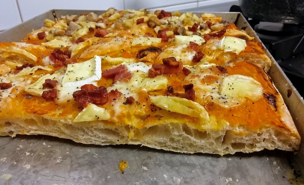 Pizza in teglia con zucca, brie e pancetta — perché avevo due ore e ospiti alle venti